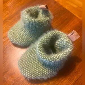 Cozy green baby slippers, size 0-3 months